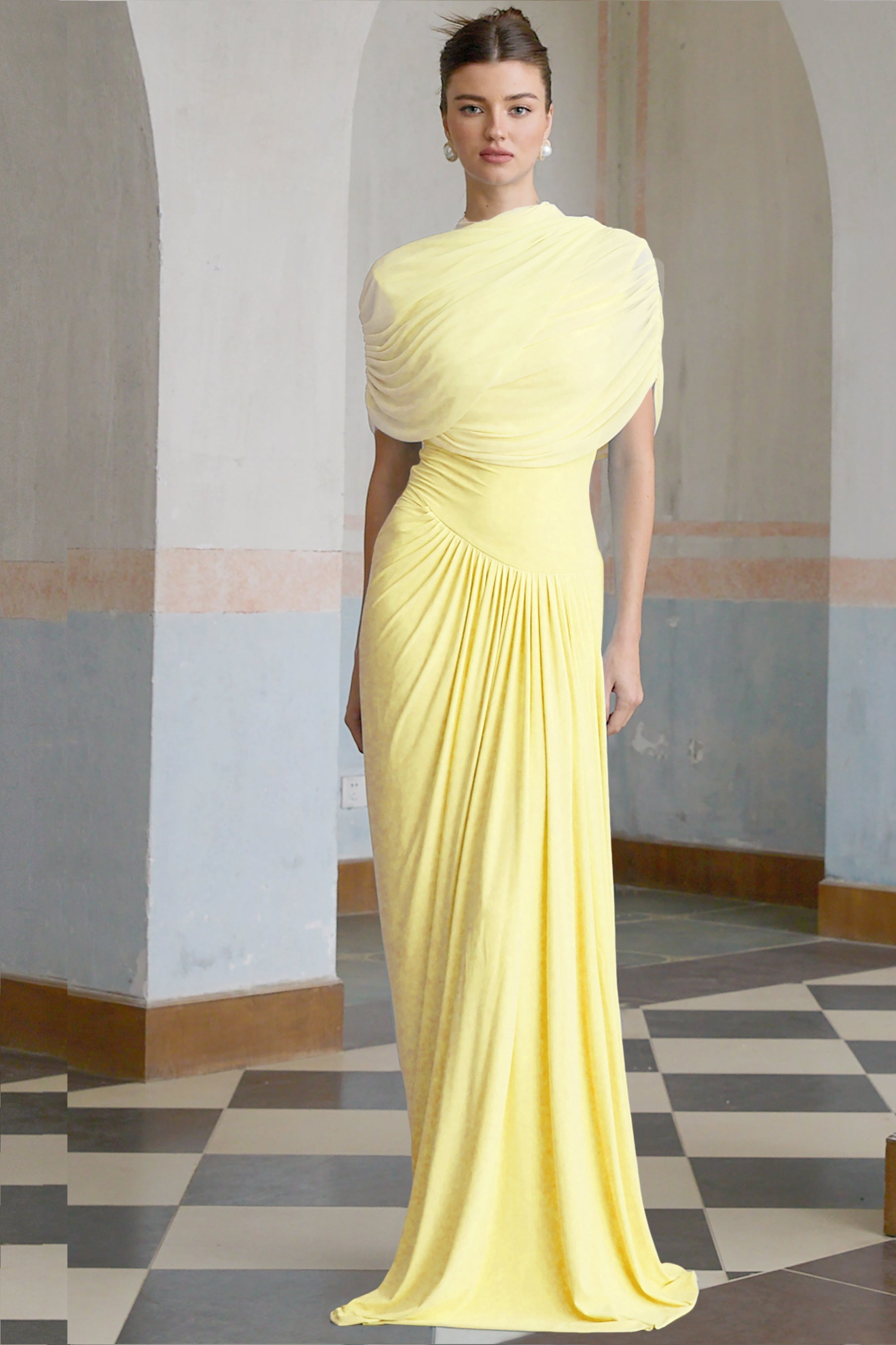 Vestido largo plisado asimétrico Catherine en amarillo