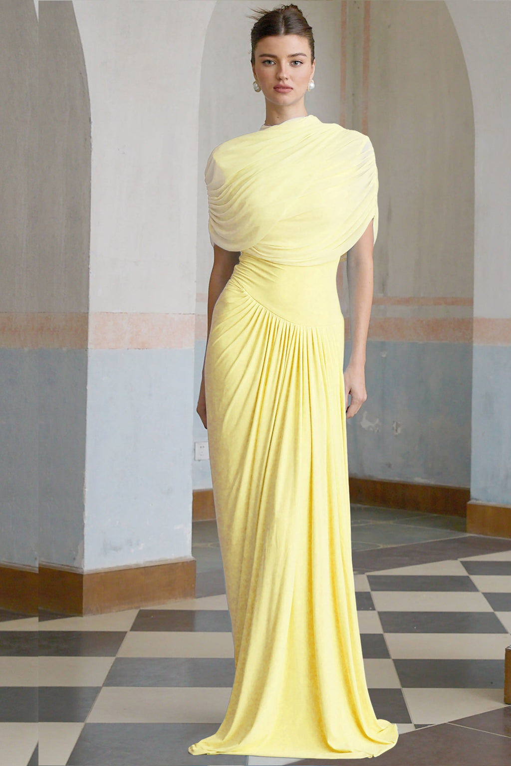 Vestido largo plisado asimétrico Catherine en amarillo