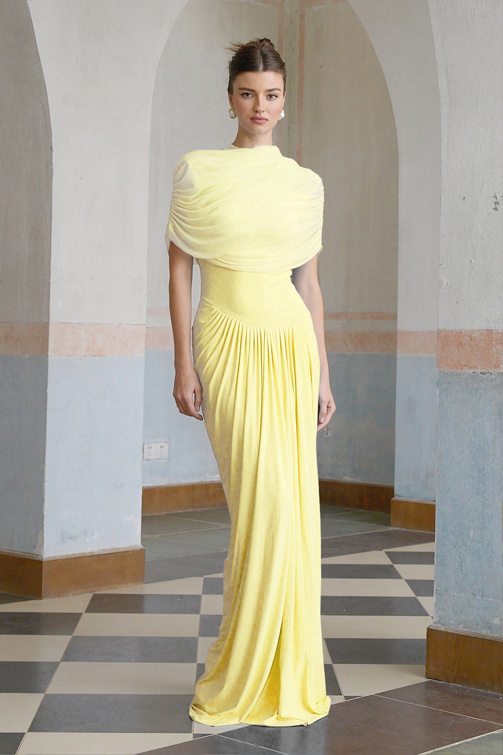 Vestido largo plisado asimétrico Catherine en amarillo