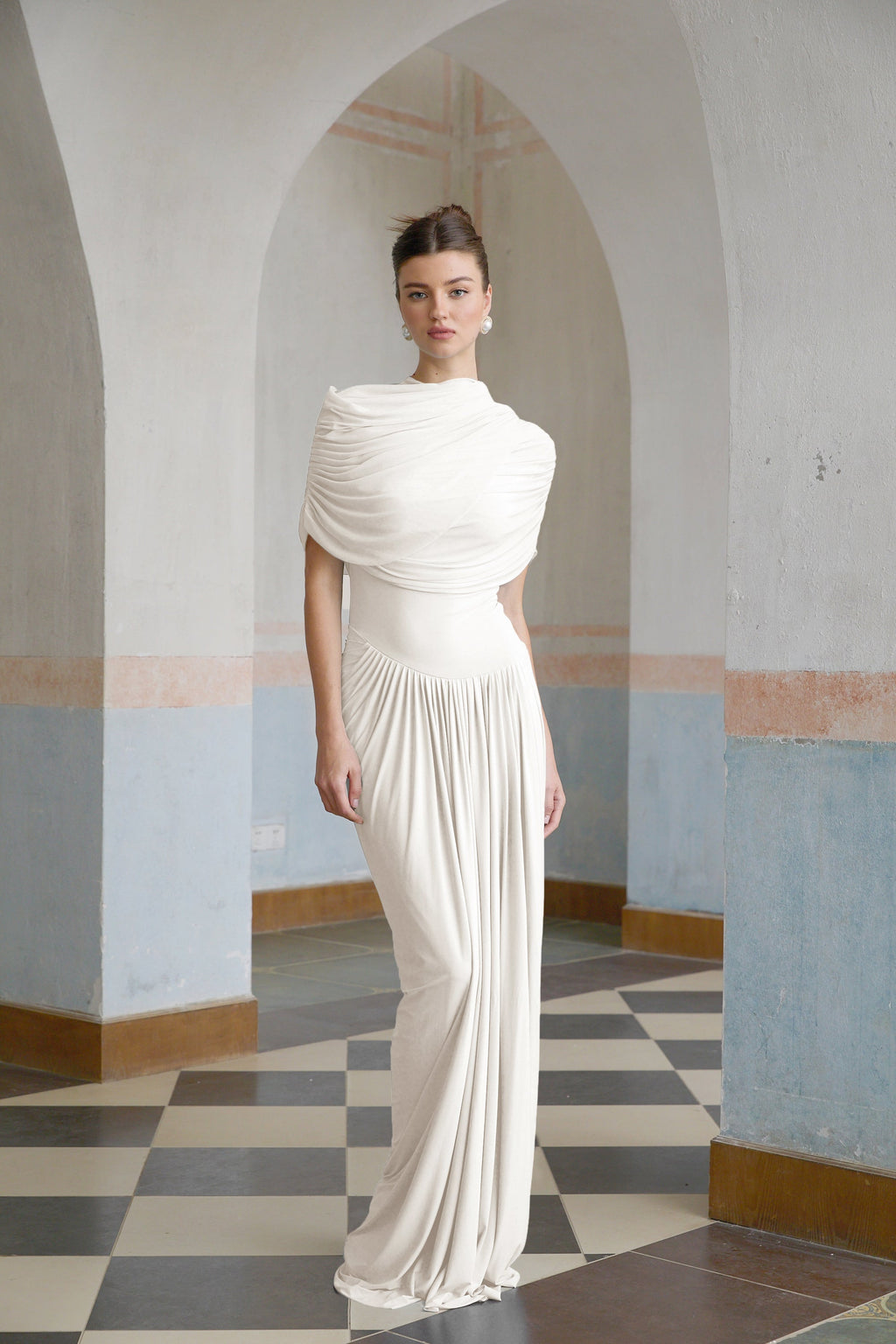 Vestido largo plisado asimétrico de Catherine White