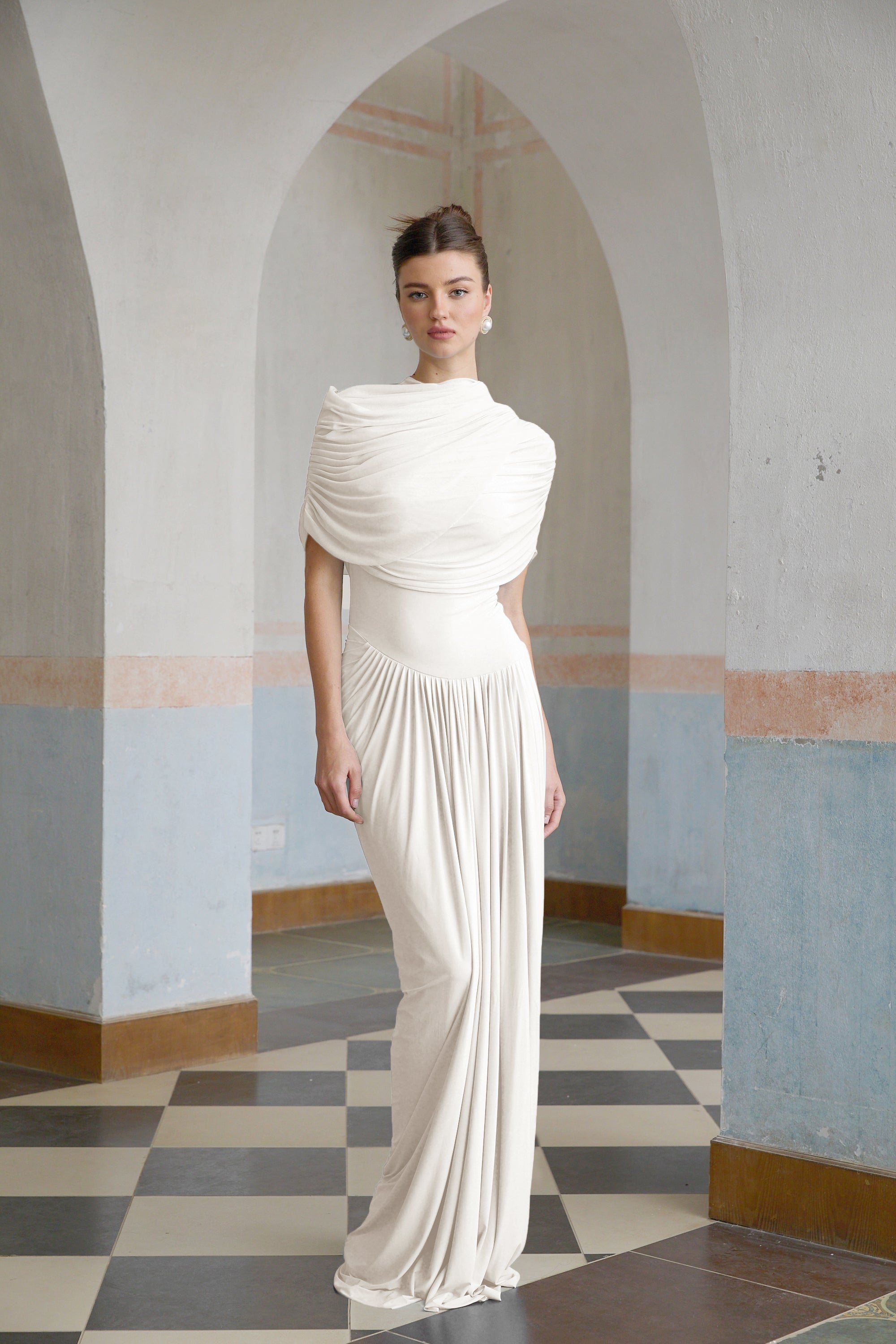 Vestido largo plisado asimétrico de Catherine White