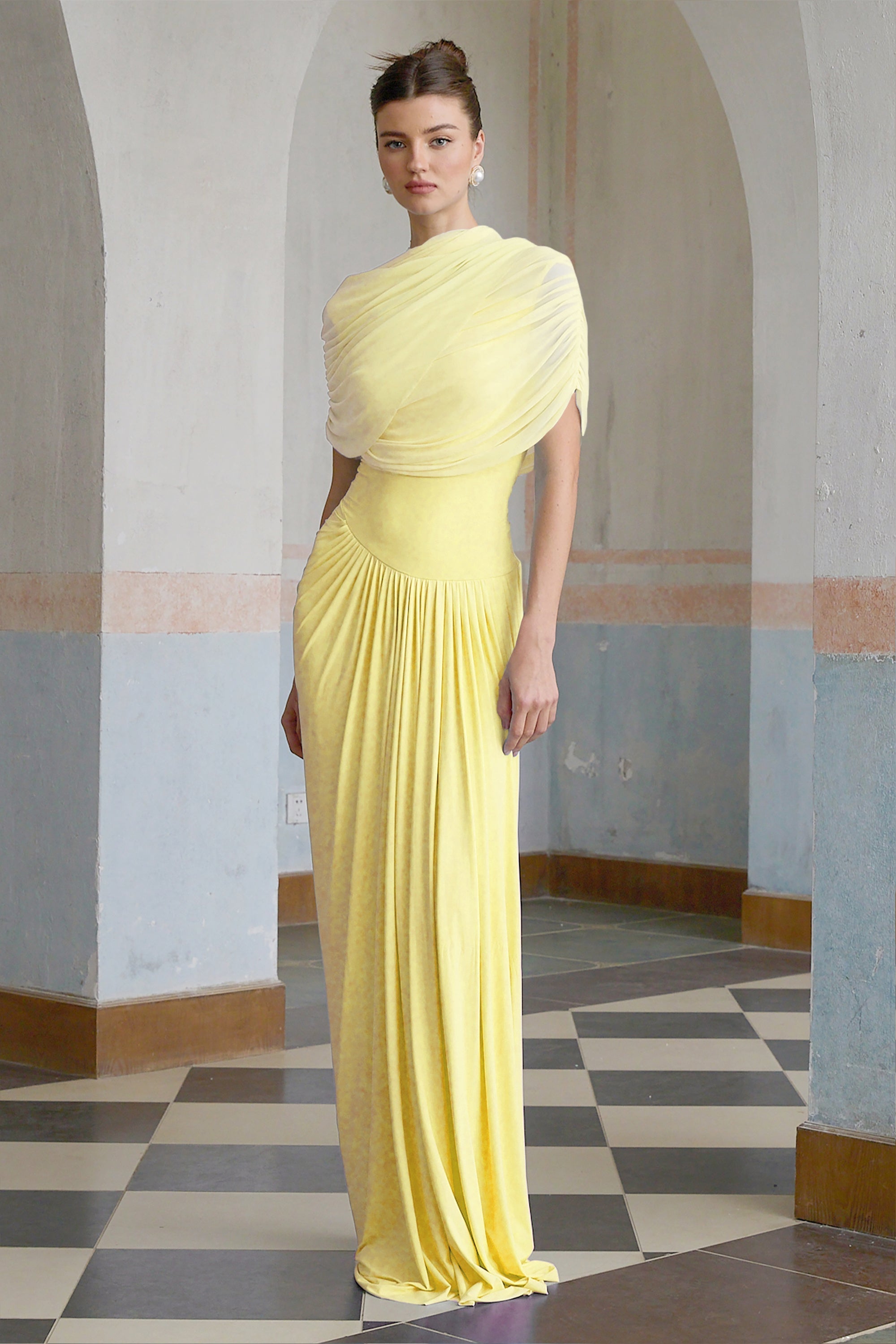 Vestido largo plisado asimétrico Catherine en amarillo