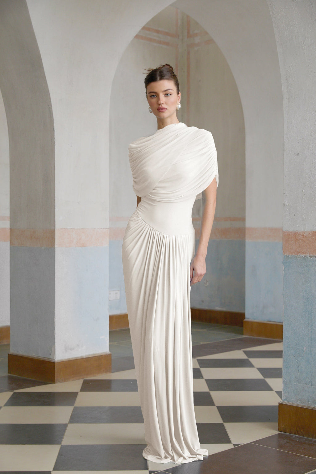 Vestido largo plisado asimétrico de Catherine White
