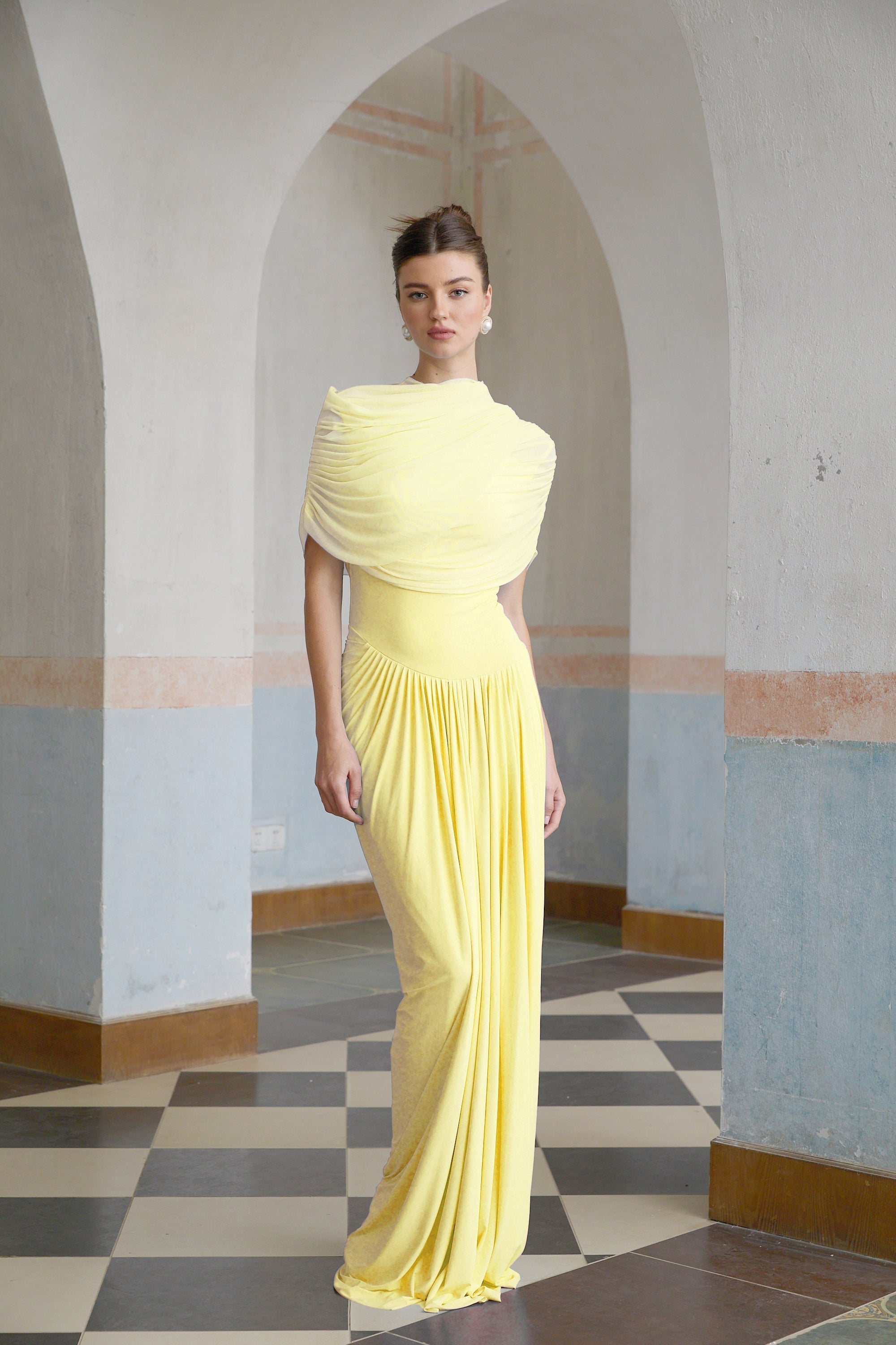 Vestido largo plisado asimétrico Catherine en amarillo