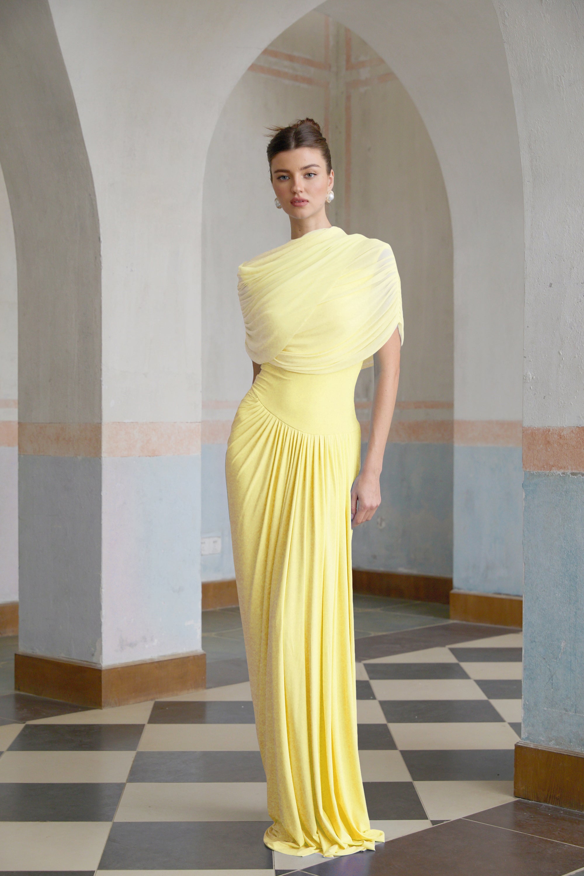 Vestido largo plisado asimétrico Catherine en amarillo