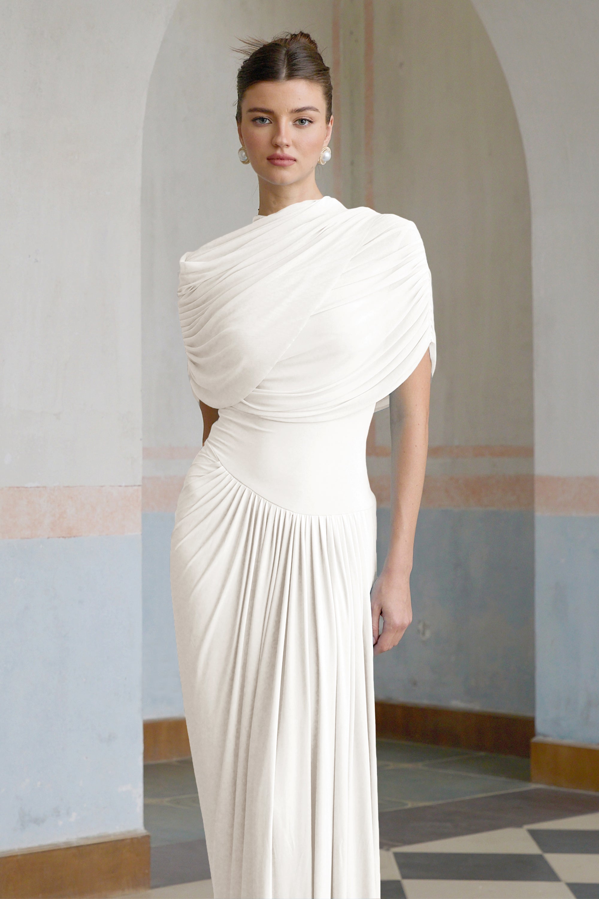 Vestido largo plisado asimétrico de Catherine White