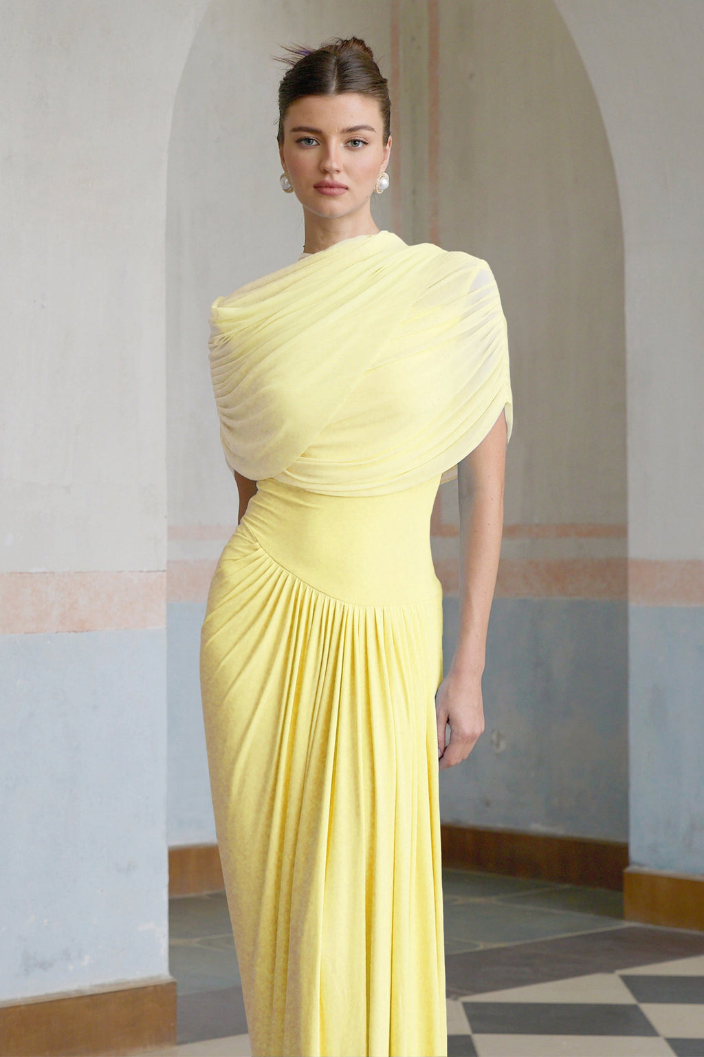 Vestido largo plisado asimétrico Catherine en amarillo