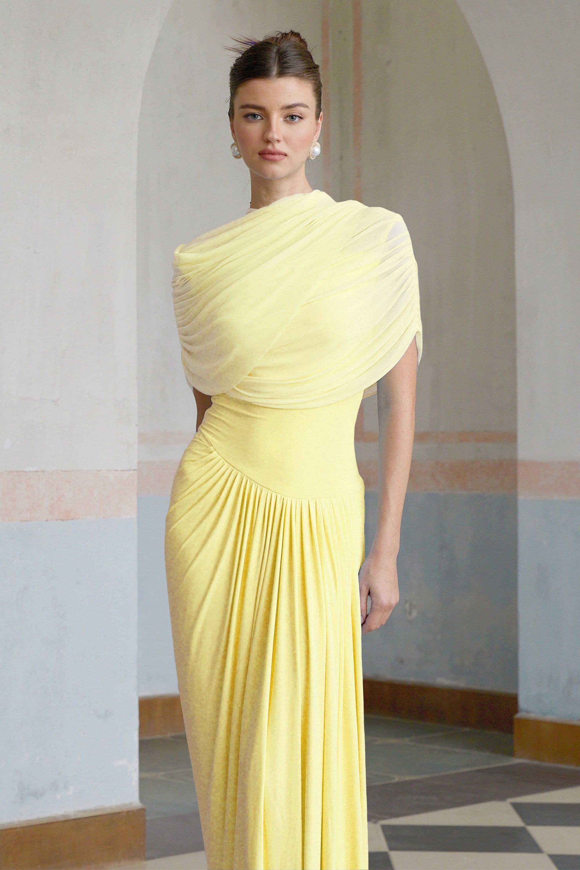 Vestido largo plisado asimétrico Catherine en amarillo