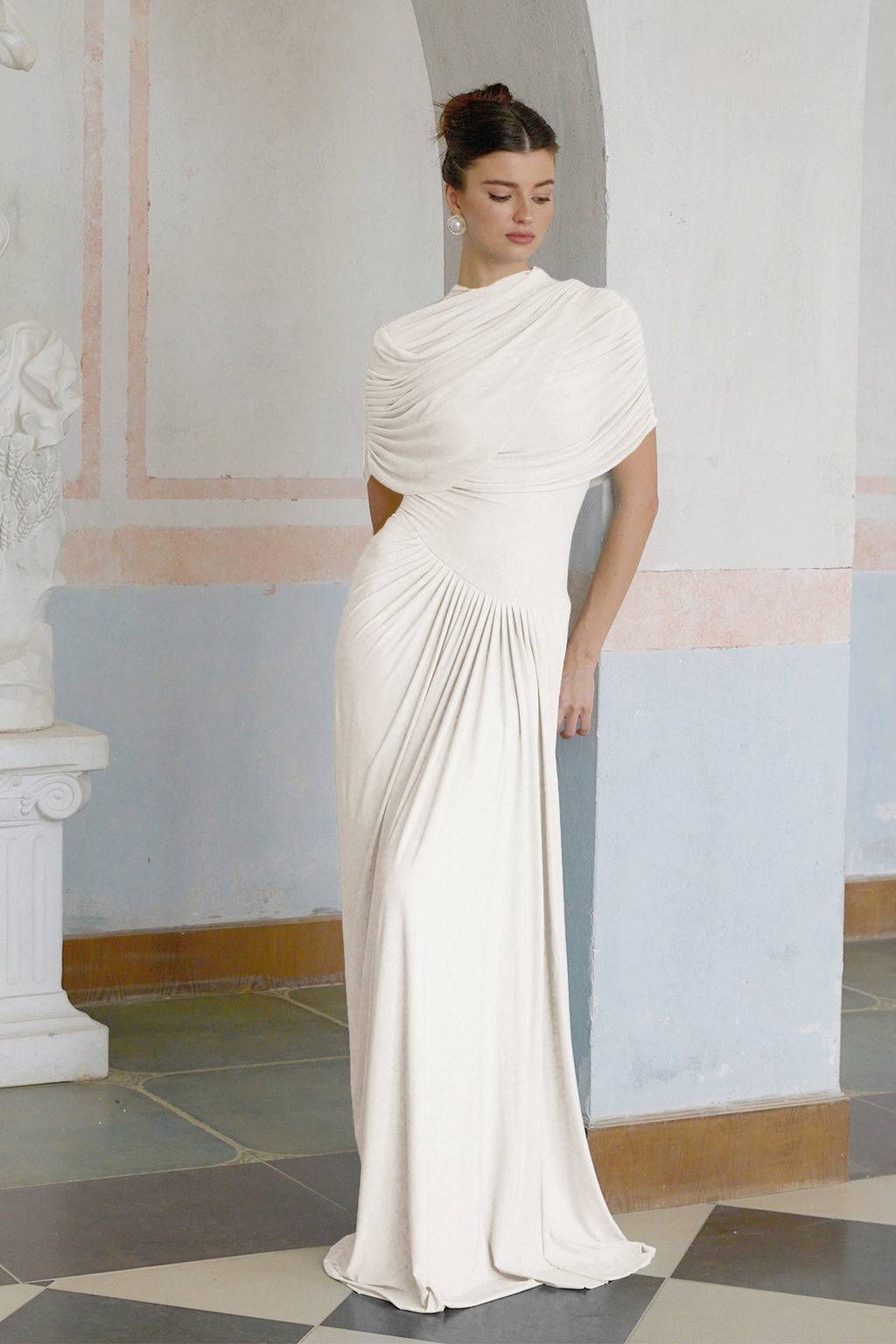 Vestido largo plisado asimétrico de Catherine White