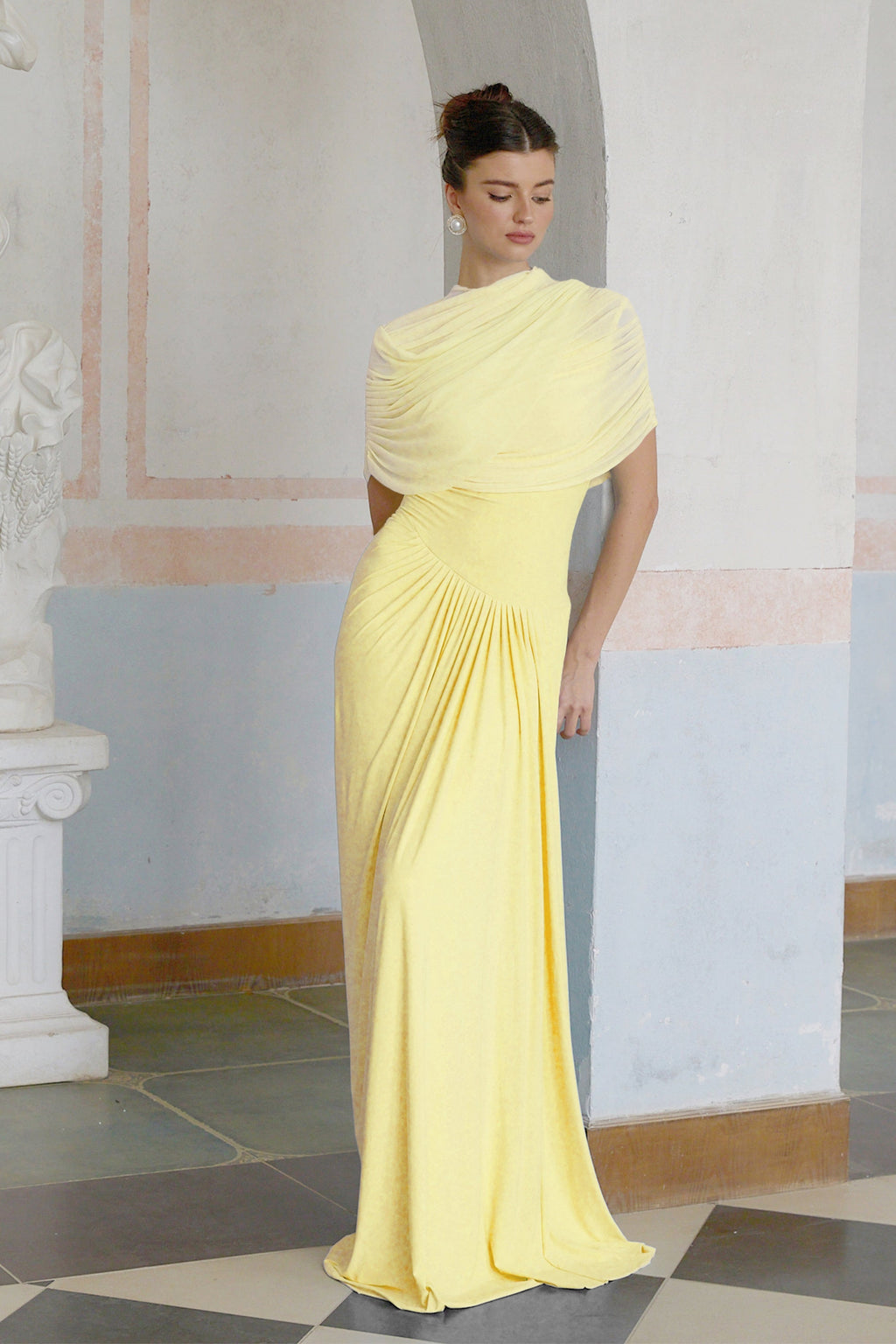 Vestido largo plisado asimétrico Catherine en amarillo