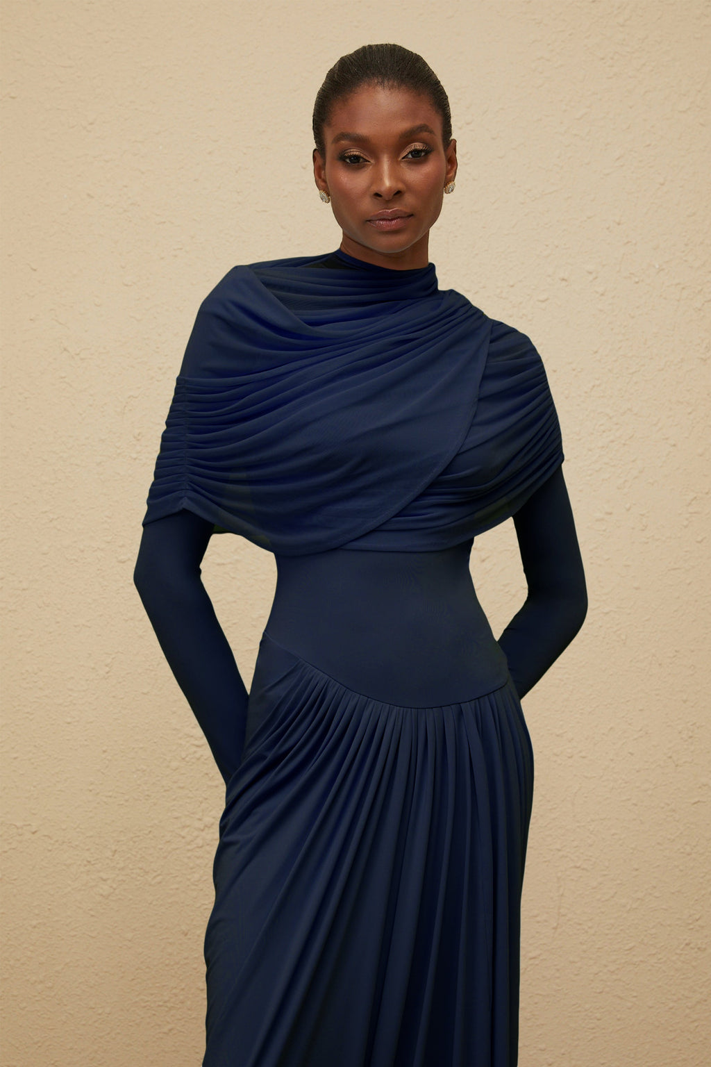 Vestido largo asimétrico plisado
