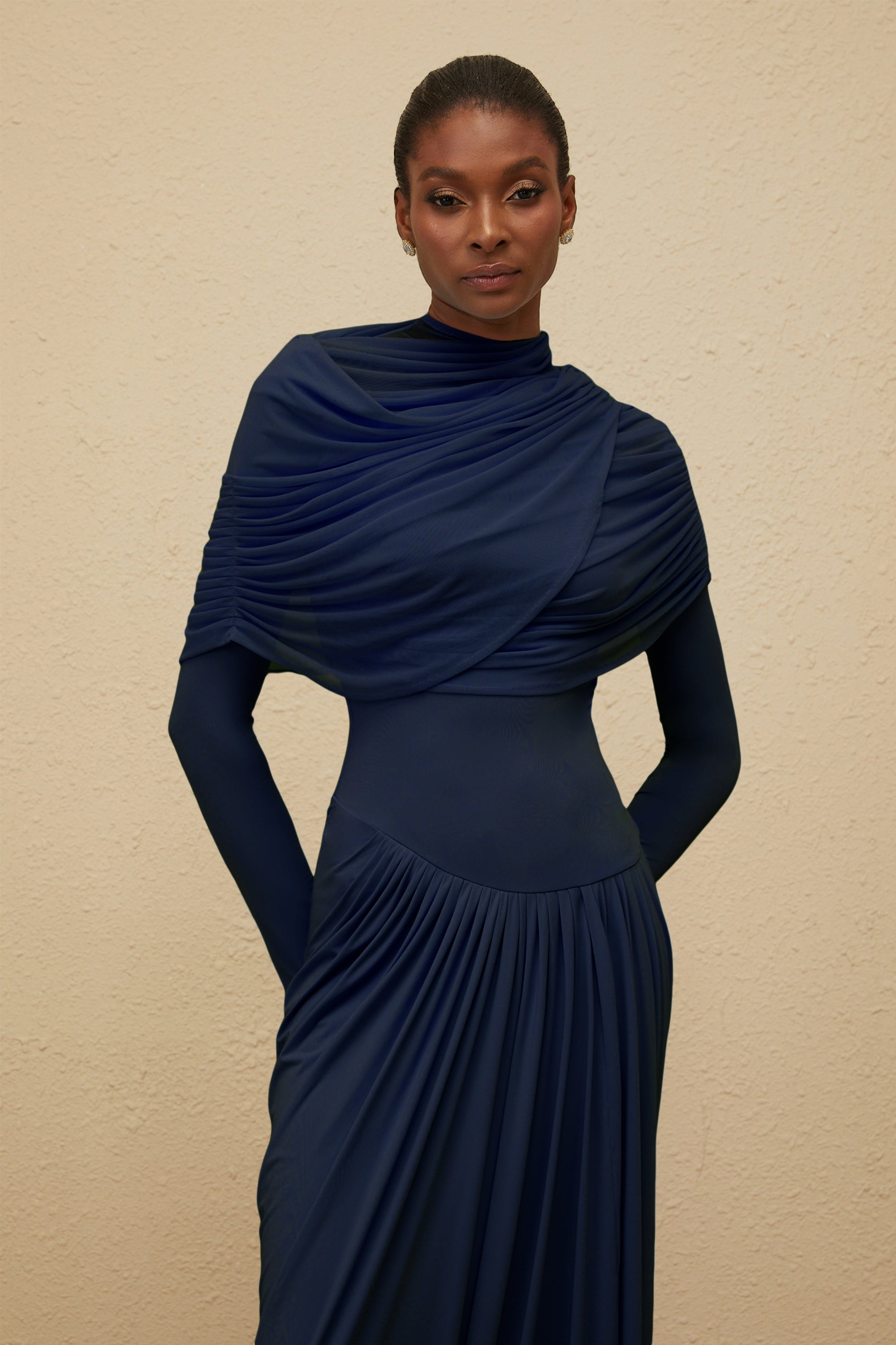 Vestido largo asimétrico plisado