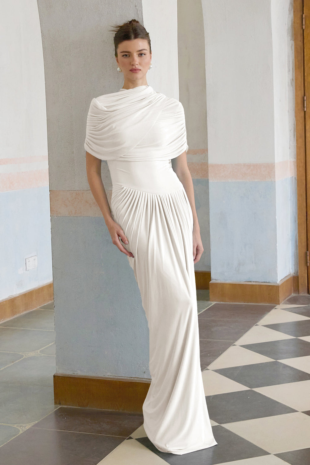 Vestido largo plisado asimétrico de Catherine White