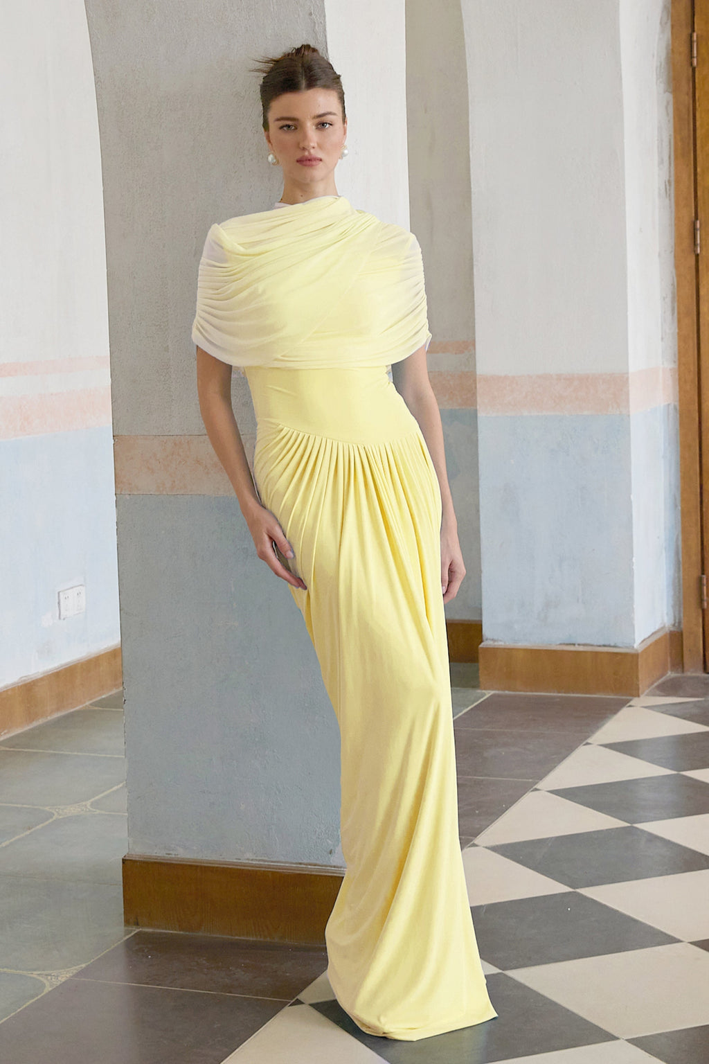 Vestido largo plisado asimétrico Catherine en amarillo