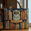 Bolso artesanal con motivo de búho entre libros antiguos