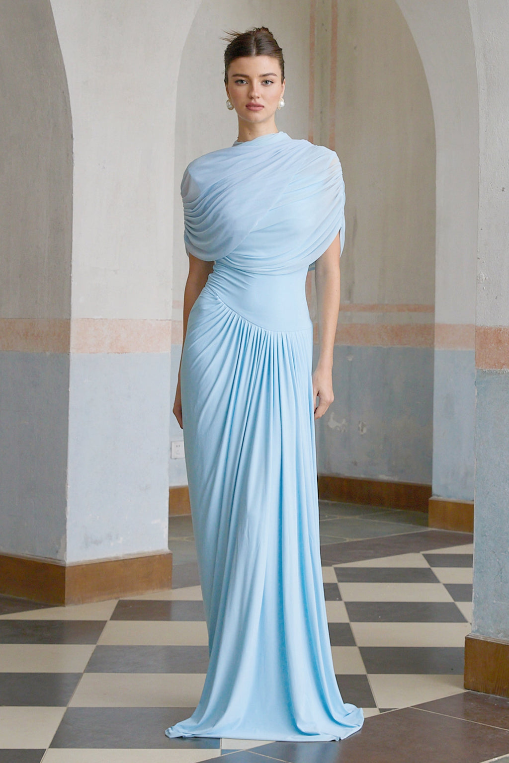 Vestido largo plisado asimétrico  en azul claro