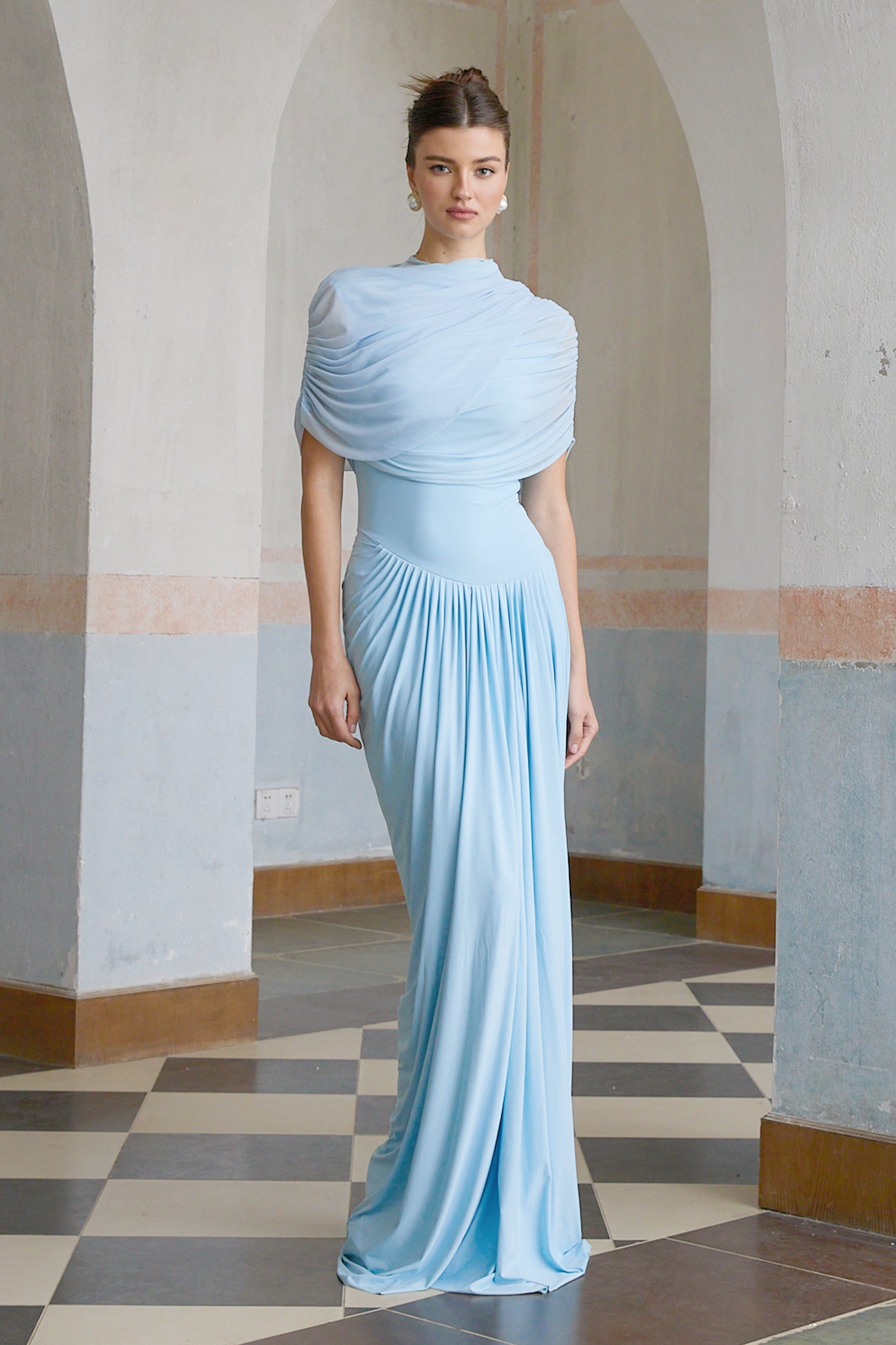 Vestido largo plisado asimétrico  en azul claro