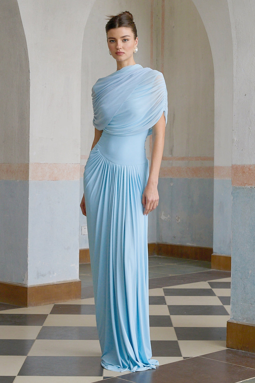 Vestido largo plisado asimétrico  en azul claro