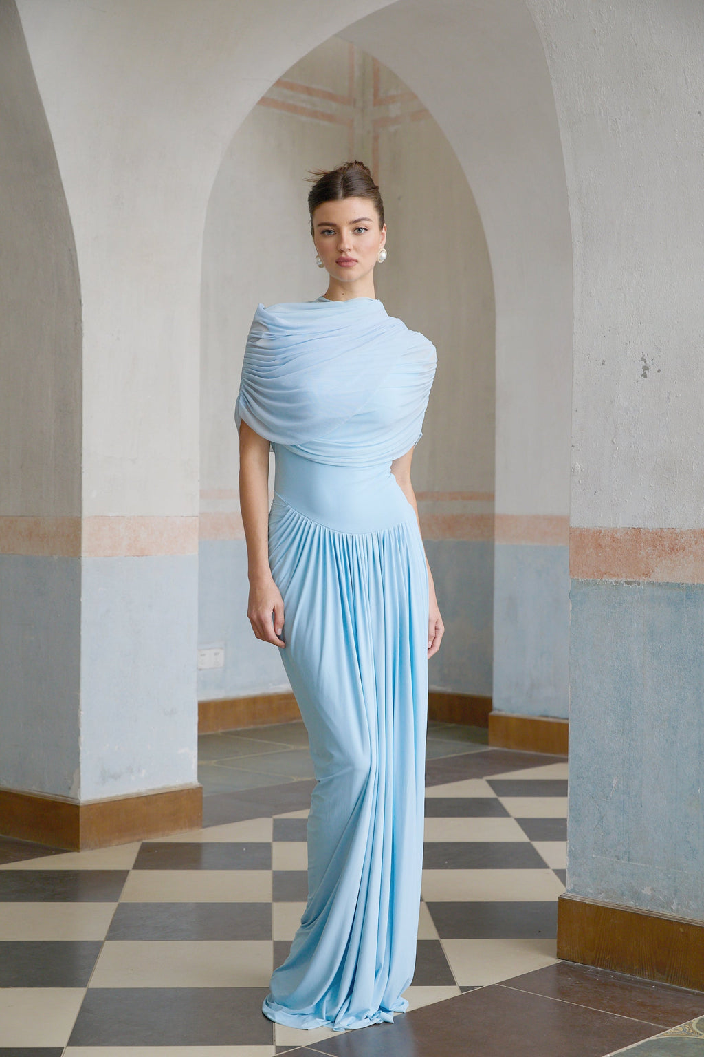 Vestido largo plisado asimétrico  en azul claro