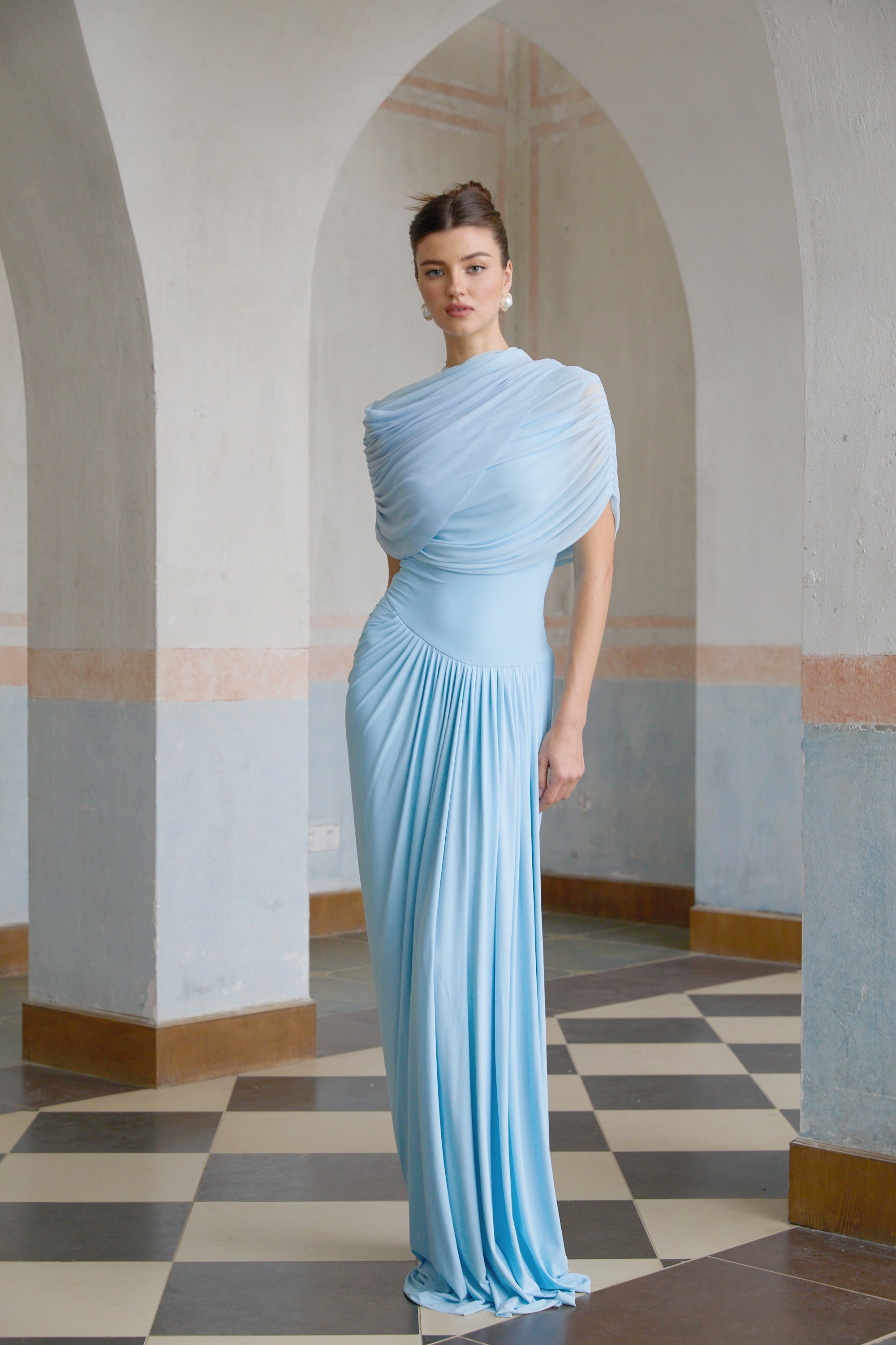Vestido largo plisado asimétrico  en azul claro