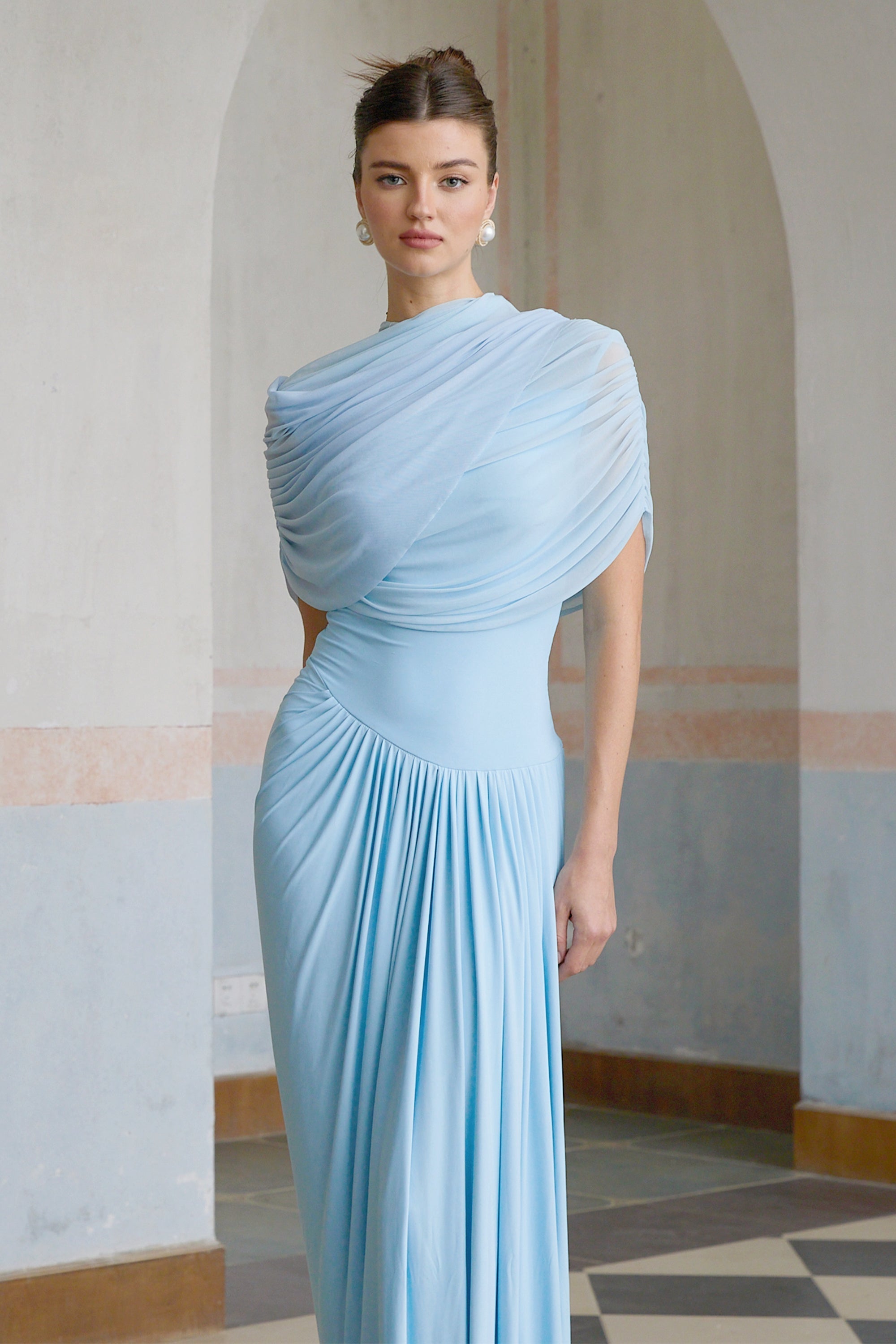 Vestido largo plisado asimétrico  en azul claro