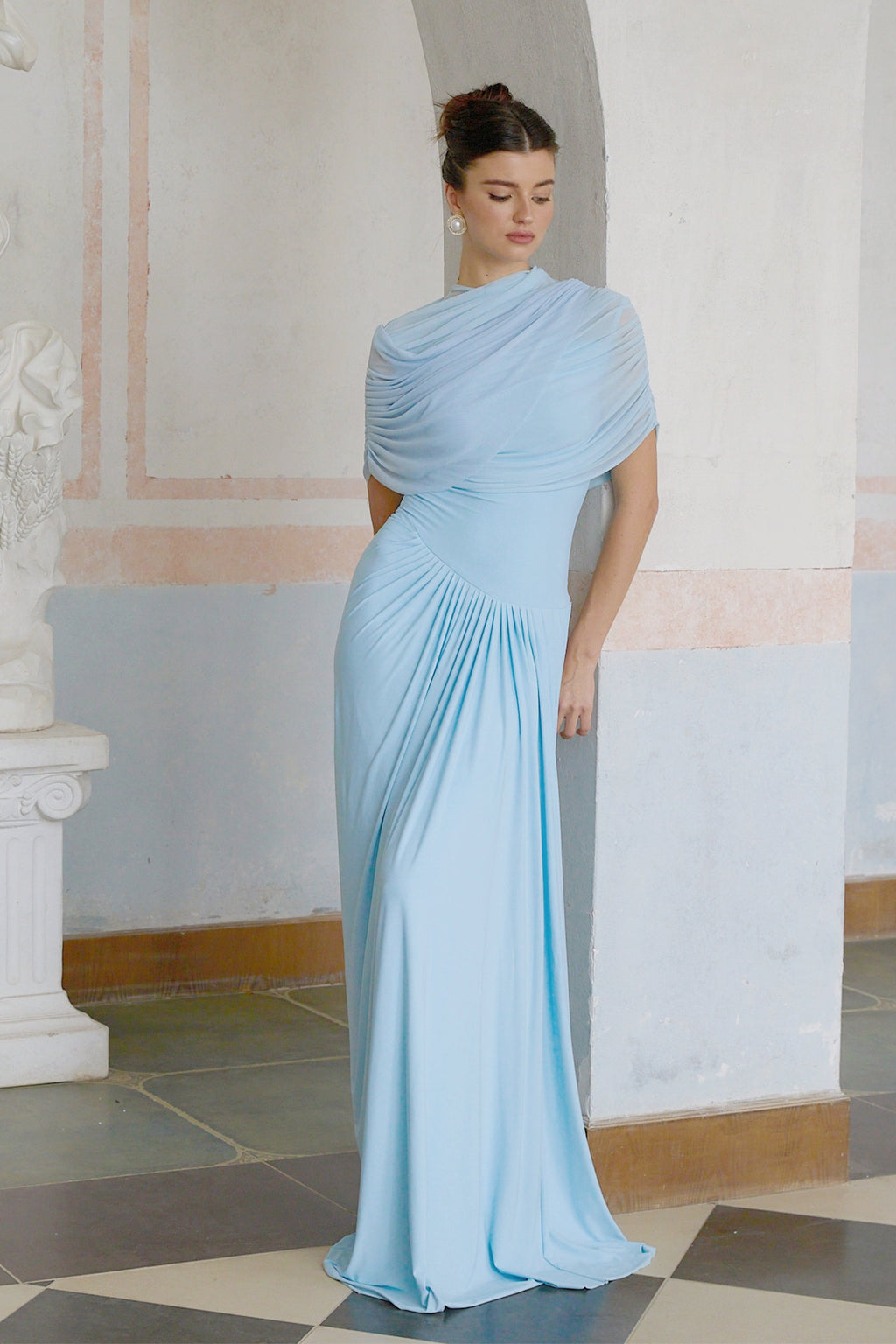Vestido largo plisado asimétrico  en azul claro