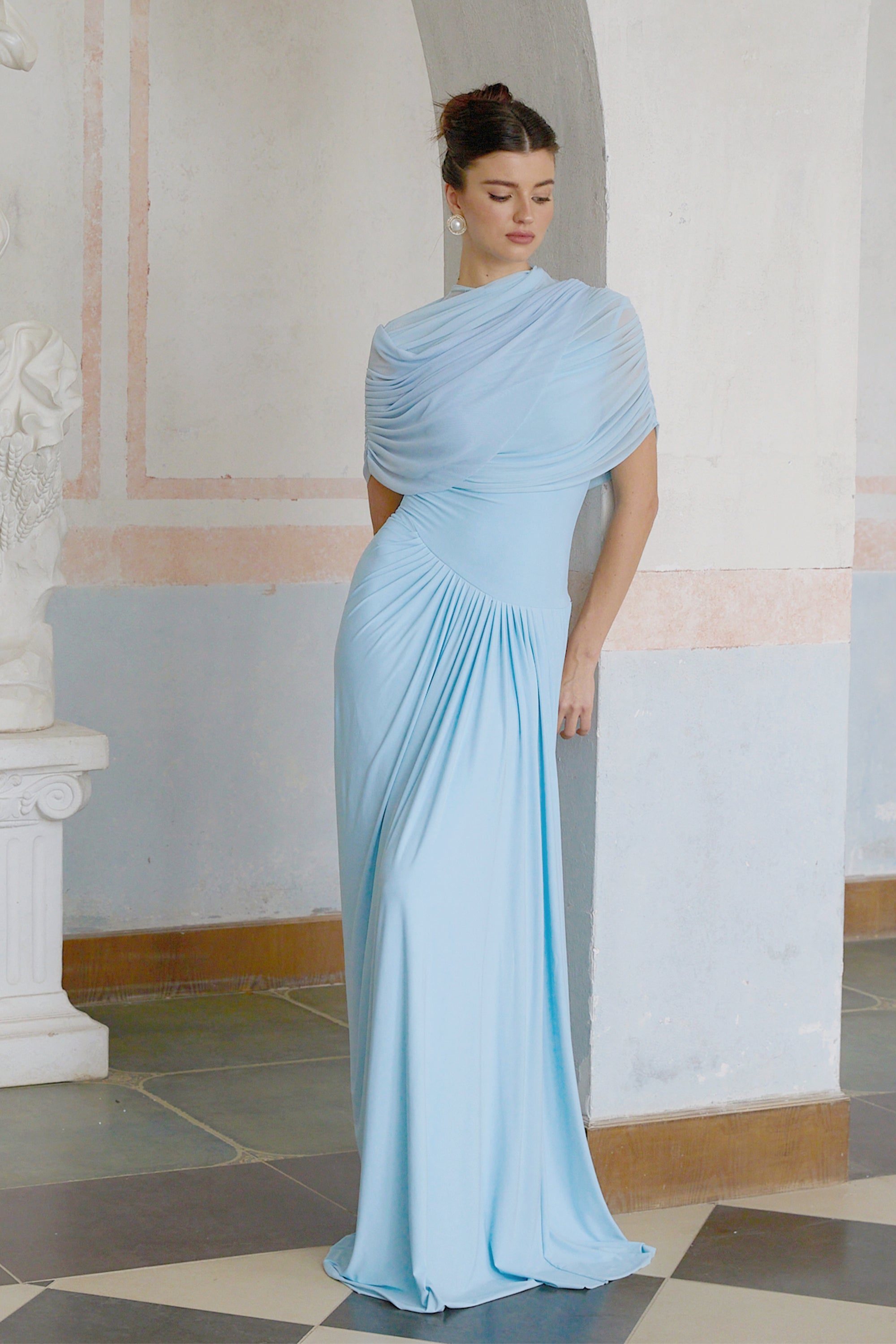 Vestido largo plisado asimétrico  en azul claro