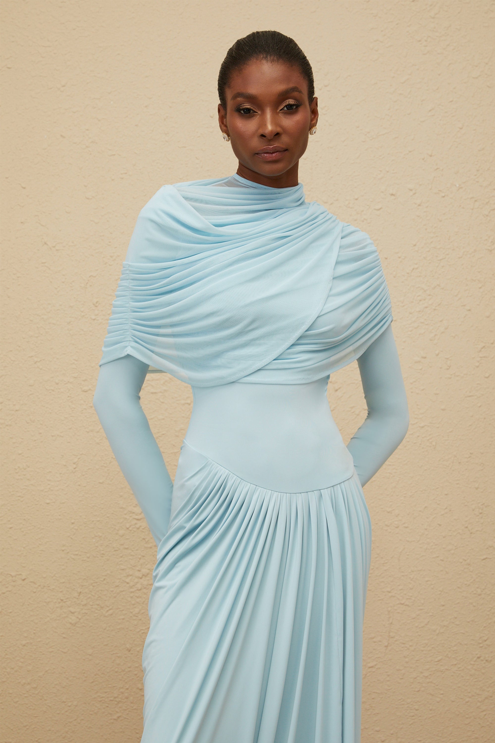 Vestido largo de manga larga con pliegues