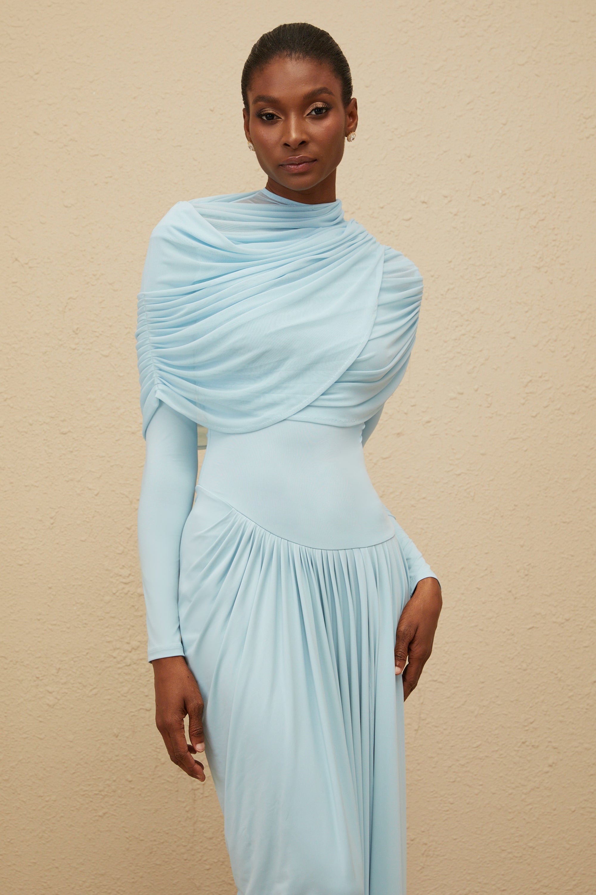 Vestido largo de manga larga con pliegues