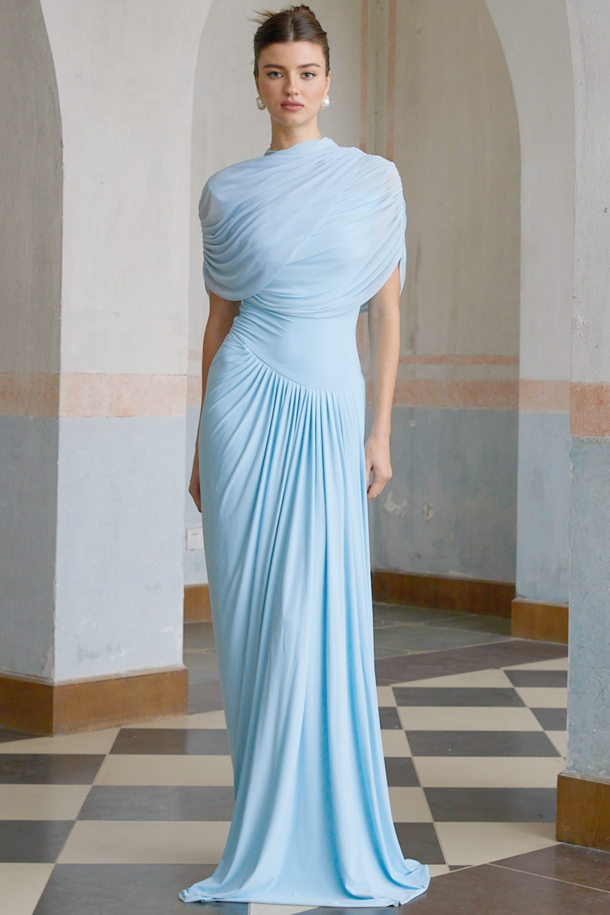 Vestido largo plisado asimétrico  en azul claro