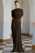 Vestido maxi asimétrico plisado Catherine en marrón