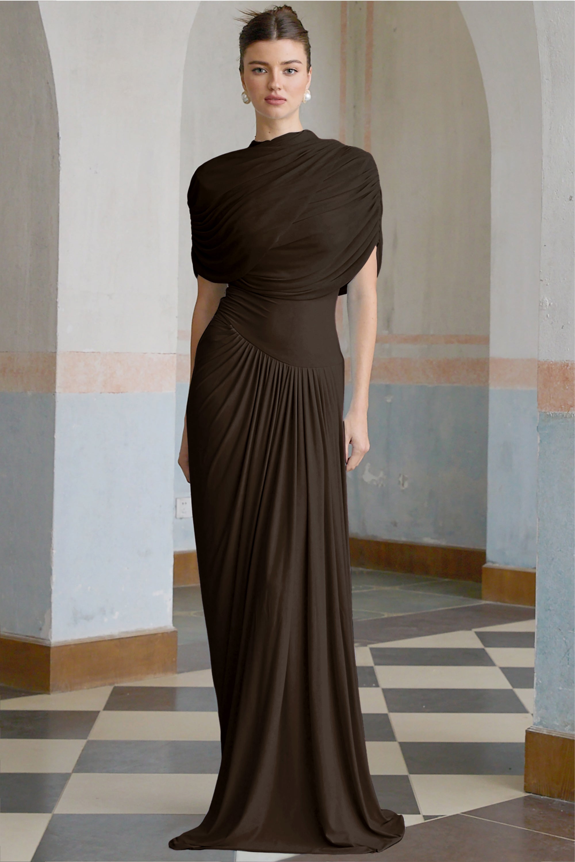 Vestido maxi asimétrico plisado Catherine en marrón