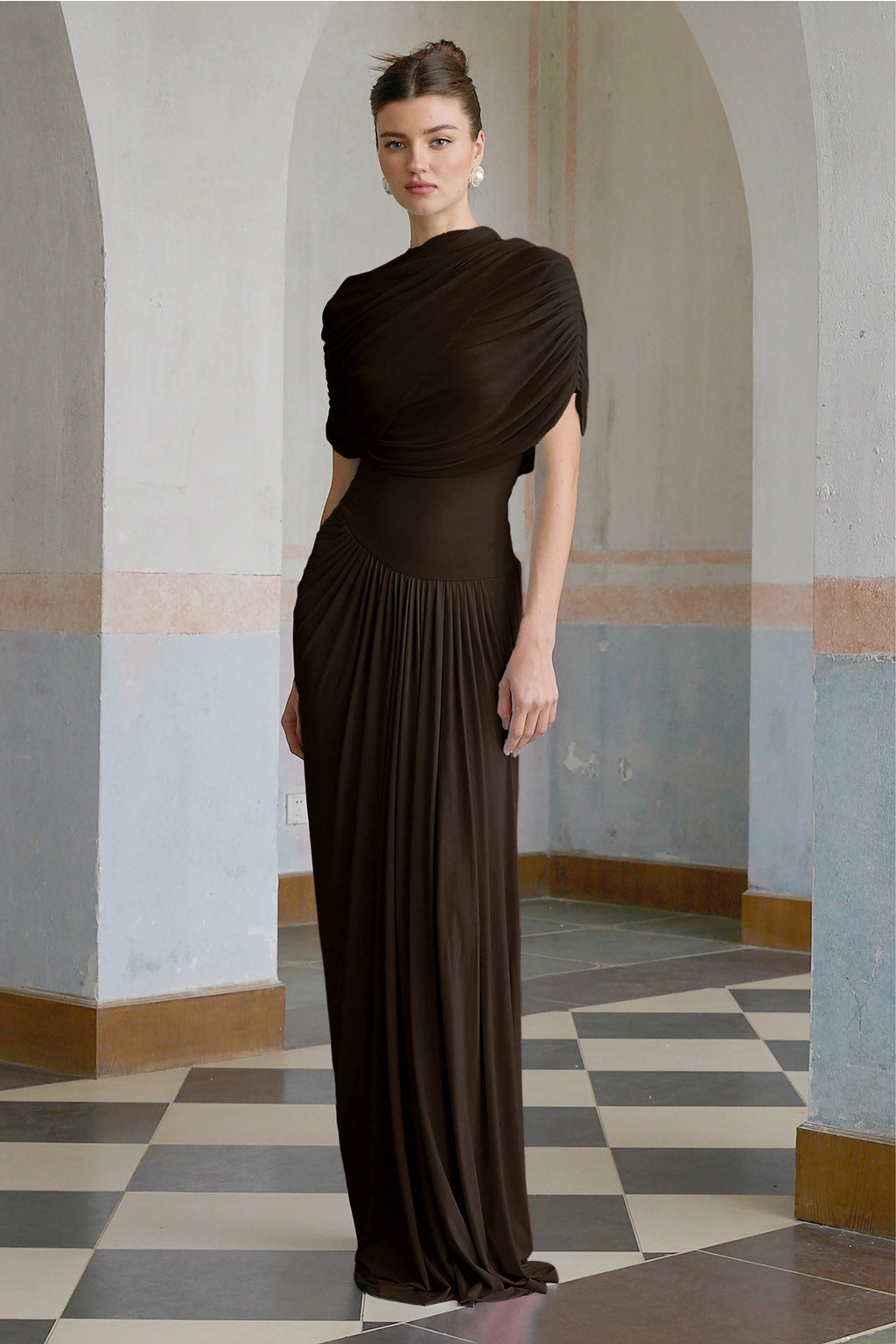 Vestido maxi asimétrico plisado Catherine en marrón