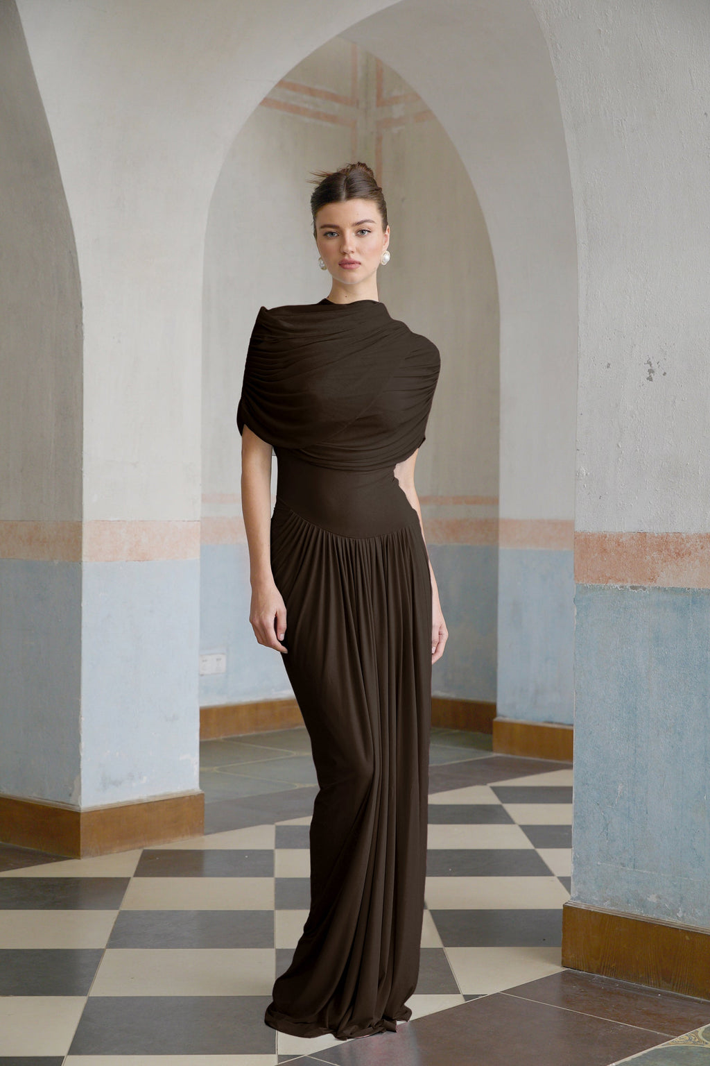 Vestido maxi asimétrico plisado Catherine en marrón