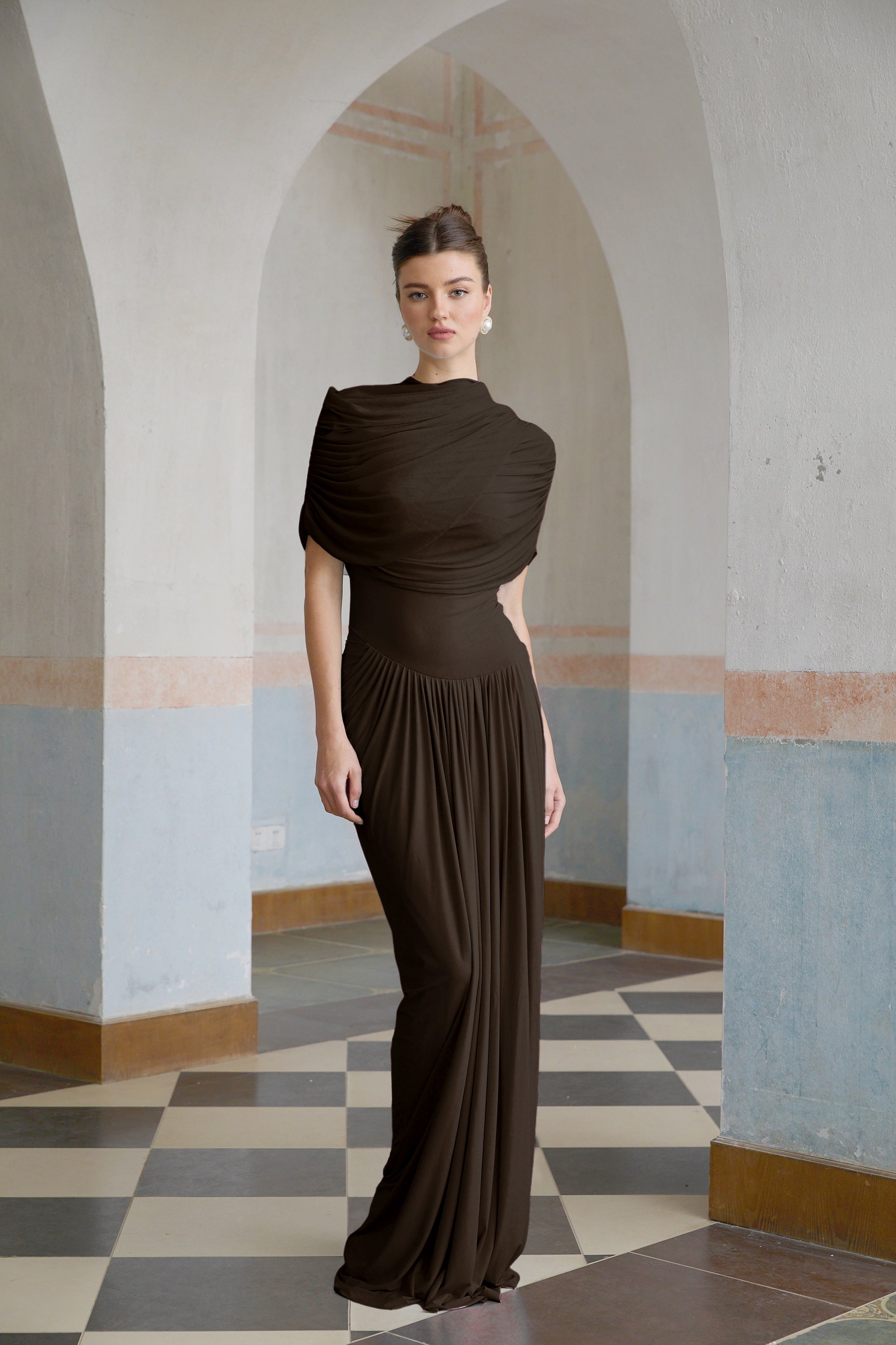 Vestido maxi asimétrico plisado Catherine en marrón