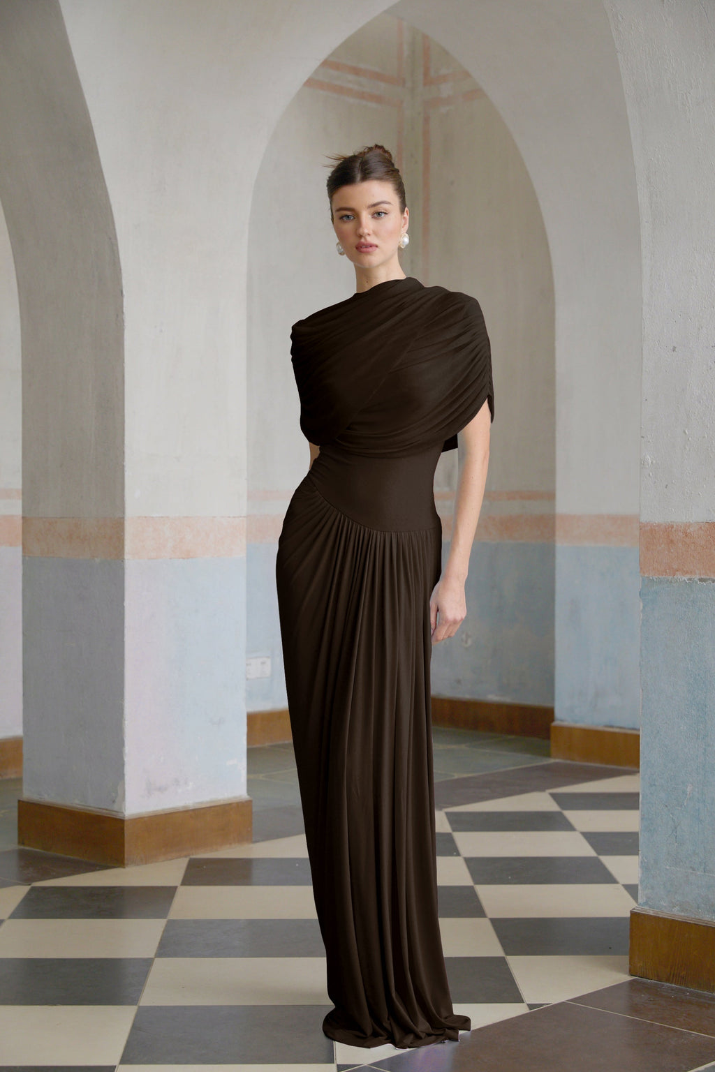 Vestido maxi asimétrico plisado Catherine en marrón