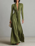 Vestido largo verde oliva de seda elástica con escote en V