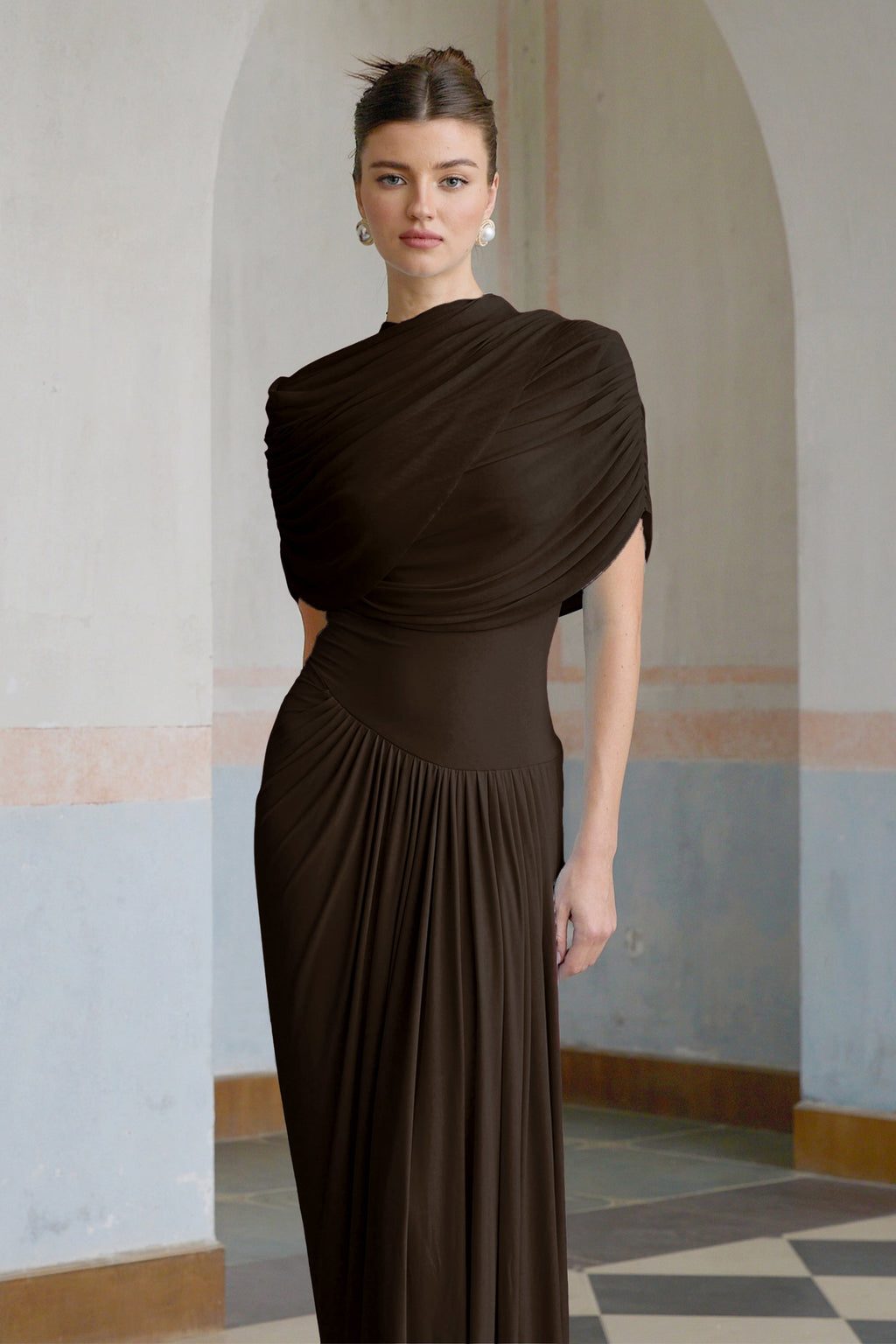 Vestido maxi asimétrico plisado Catherine en marrón