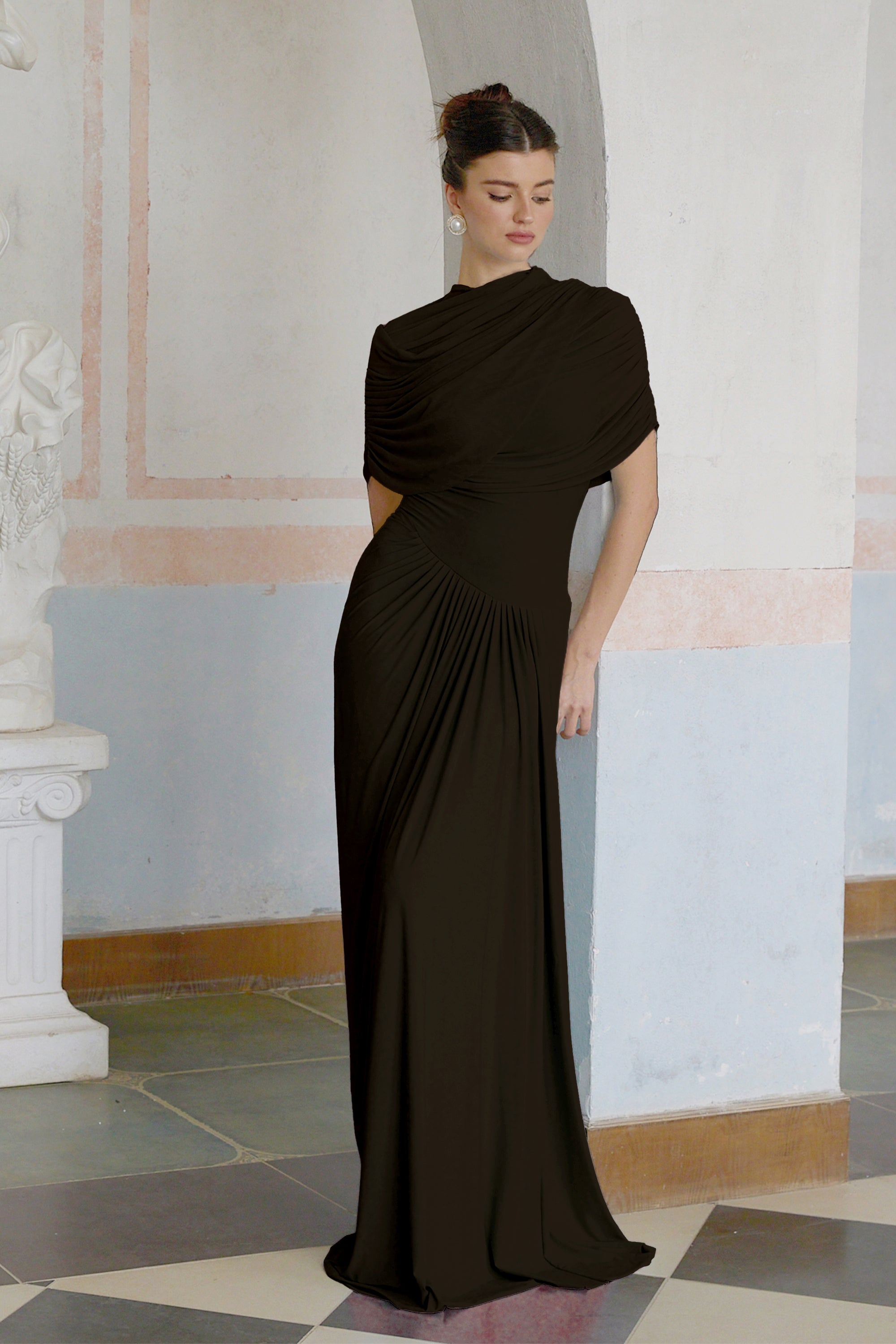 Vestido maxi asimétrico plisado Catherine en marrón