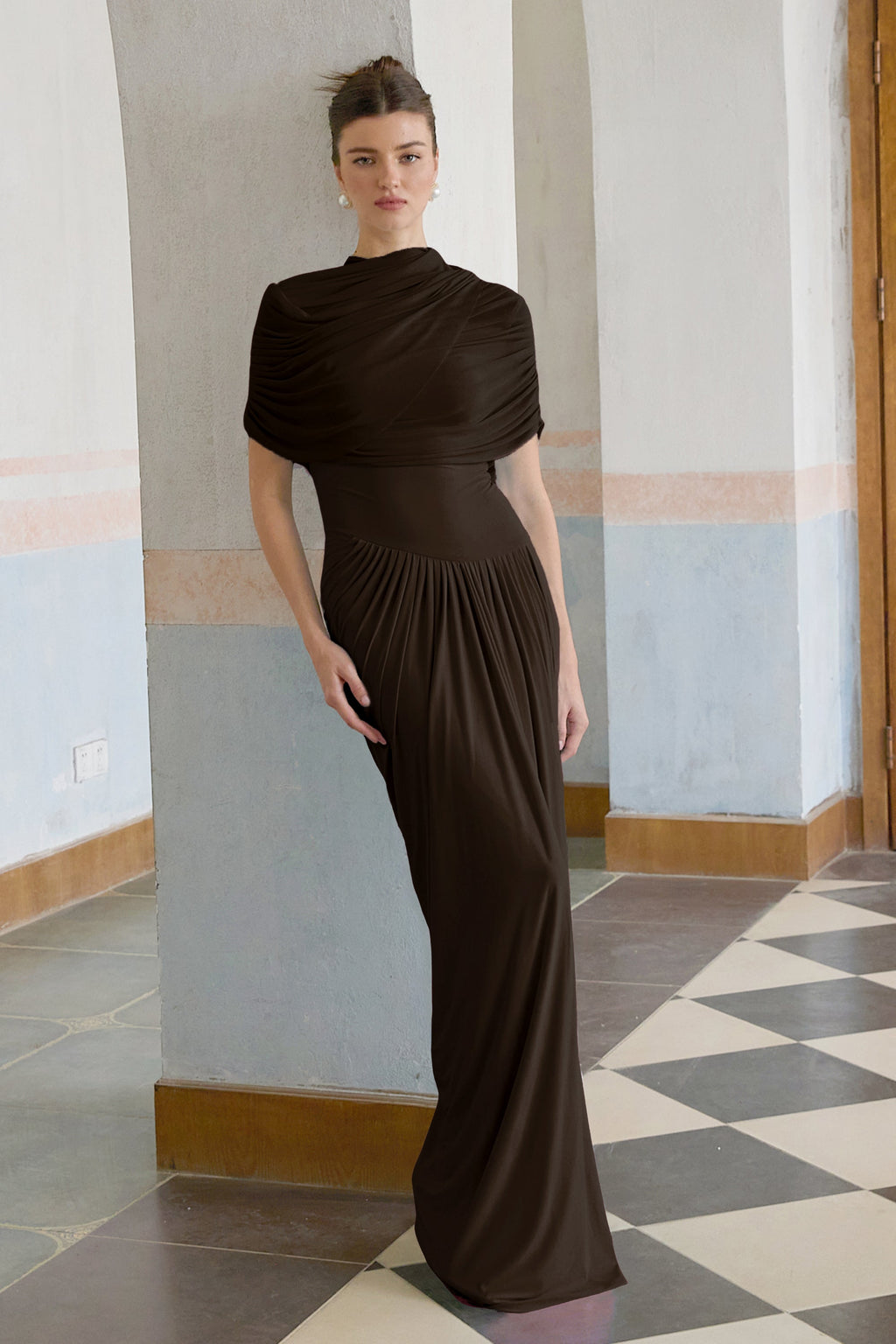 Vestido maxi asimétrico plisado Catherine en marrón