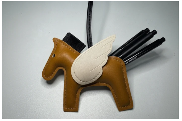 CHARM DE CABALLO ALADO EN PIEL