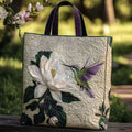 Bolsa acolchada hecha a mano con colibrí y flor blanca
