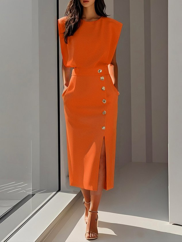 Vestido  liso con abertura con botones y escote redondo
